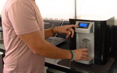 ¿Por qué es vital beber agua durante el cambio de clima?
